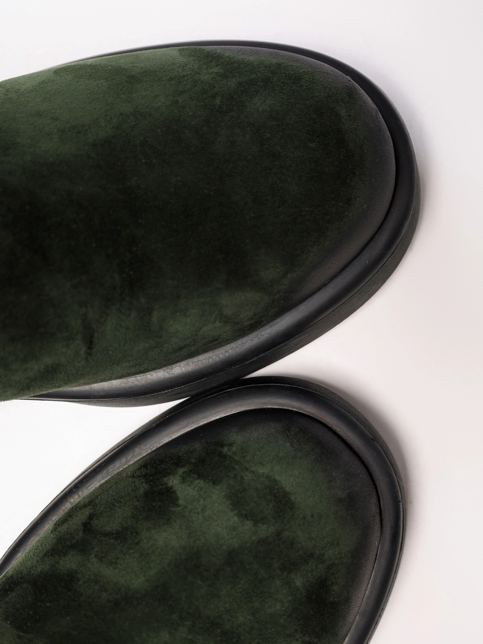 Ботинки комбинированные зеленого цвета с декоративной пряжкой